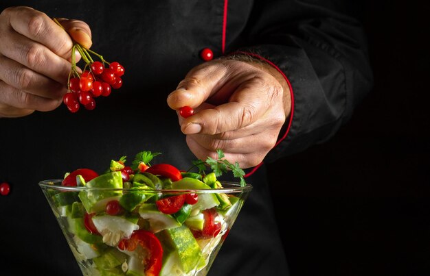 Kucharz układa talerz z sałatką